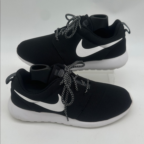 Nike Roshe One Black White Running Shoes Women’s Size 8.5 - Picture 1 of 13
